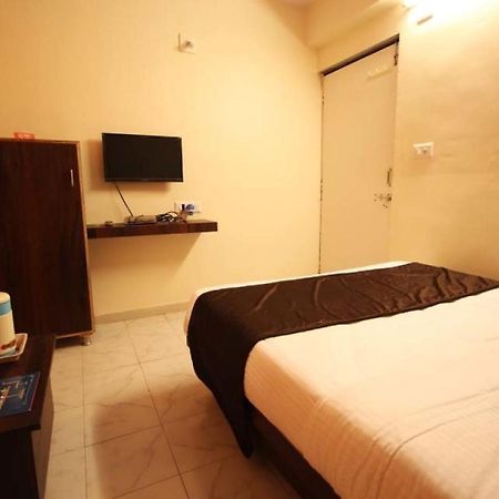 אחמדאבאד Hotel Raj Palace מראה חיצוני תמונה