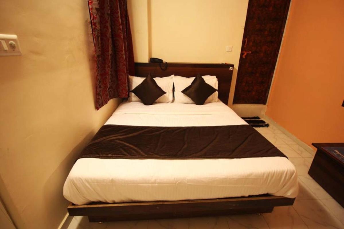 אחמדאבאד Hotel Raj Palace מראה חיצוני תמונה